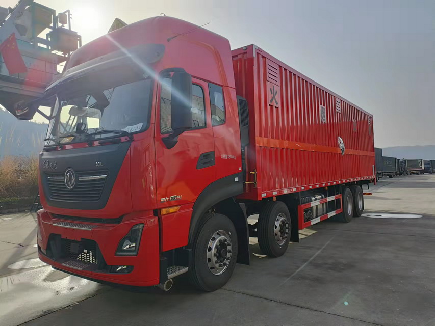 國六東風天龍前四后八9.6米危險品廂式車發往江西宜春。